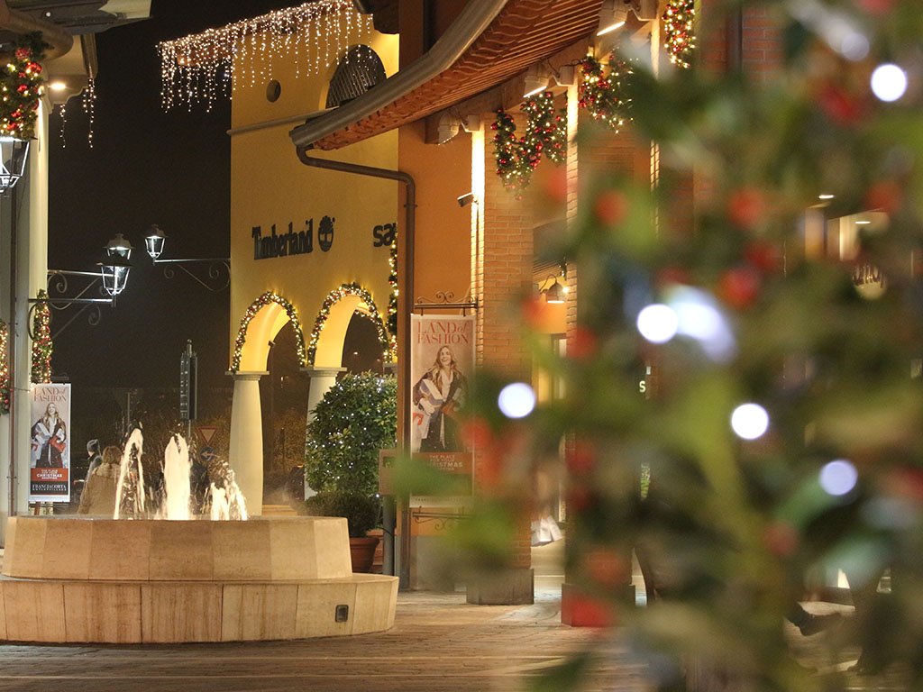 Christmas Decorating The Outlet Village