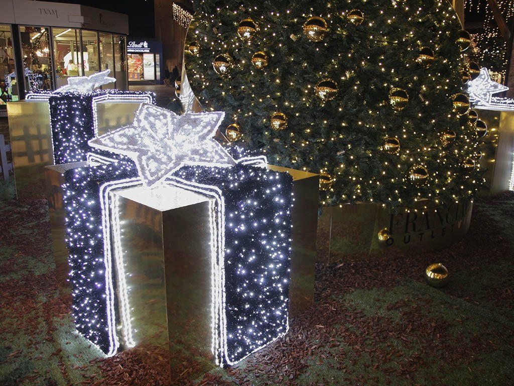 Christmas Decorating The Outlet Village